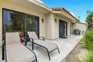 Outdoor dining - Views with BBQ, pool, golf, tennis access and more (Palm Desert)