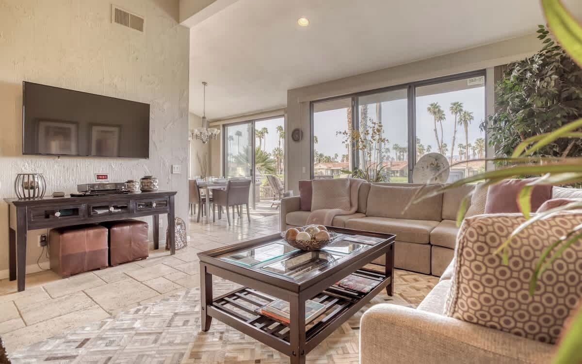 Télévision, cheminée, espaces bureaux