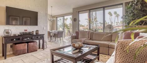 Télévision, cheminée, espaces bureaux