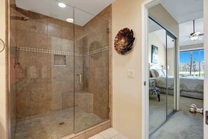 Shower, hair dryer, towels, shampoo - Pet-friendly condo with views|Shared pool|Spa|Golf (Palm Desert)