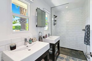 Shower, hair dryer, shampoo - Centrally located pet-friendly abode|Pool and spa (Palm Springs)