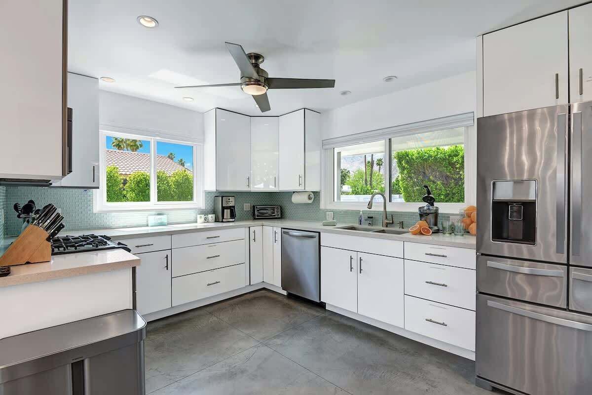 Køleskab, mikrobølgeovn, ovn, kogeplade