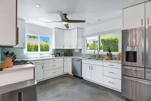 Fridge, microwave, oven, stovetop - Centrally located pet-friendly abode|Pool and spa (Palm Springs)