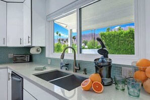 Fridge, microwave, oven, stovetop - Centrally located pet-friendly abode|Pool and spa (Palm Springs)