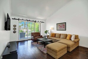 TV, fireplace - Fully Refreshed and Beautifully Decorated (Palm Desert)