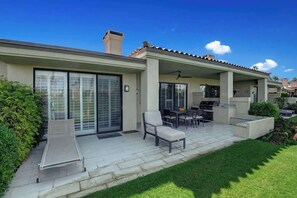 Outdoor dining - V5002 - Palm Valley CC Modern Gem (Palm Desert)