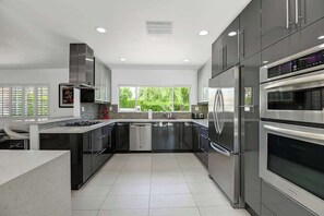 Refrigerador, microondas, horno y parrilla de estufa 