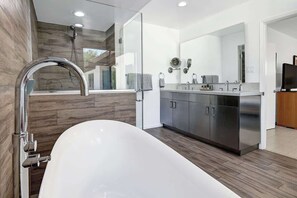 Shower, hair dryer - Pet-friendly Movie Colony home|Pool|Near downtown (Palm Springs)