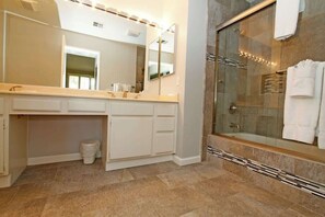 Dusche, Haartrockner, Shampoo