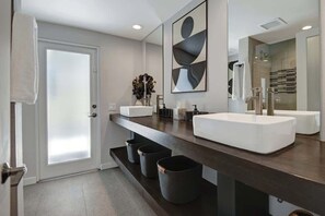 Shower, hair dryer, shampoo - Dog-Friendly Stunner|Pool|Fireplace|BBQ and more (Palm Springs)