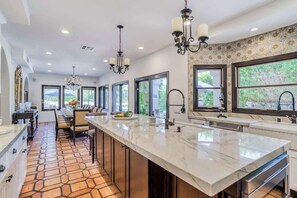 Fridge, microwave, oven, stovetop - Pet-friendly tennis estate in The Mesa|360-views (Palm Springs)
