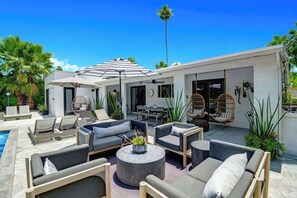 Outdoor dining - Pet-friendly centrally-located bungalow|Pool|Gym (Palm Springs)