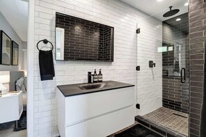 Shower, hair dryer, towels - Pet-friendly centrally-located bungalow|Pool|Gym (Palm Springs)