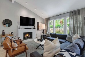 TV, fireplace, offices - Pet-friendly centrally-located bungalow|Pool|Gym (Palm Springs)