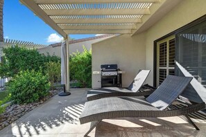 Terrace/patio - Pet-friendly condo with BBQ|Access to pool|Golf (Palm Desert)