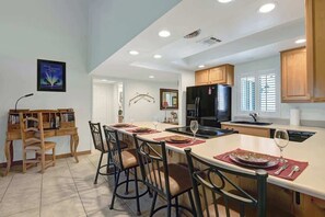 Coffee/tea maker, fridge, microwave, oven - Pet-friendly condo with BBQ|Access to pool|Golf (Palm Desert)