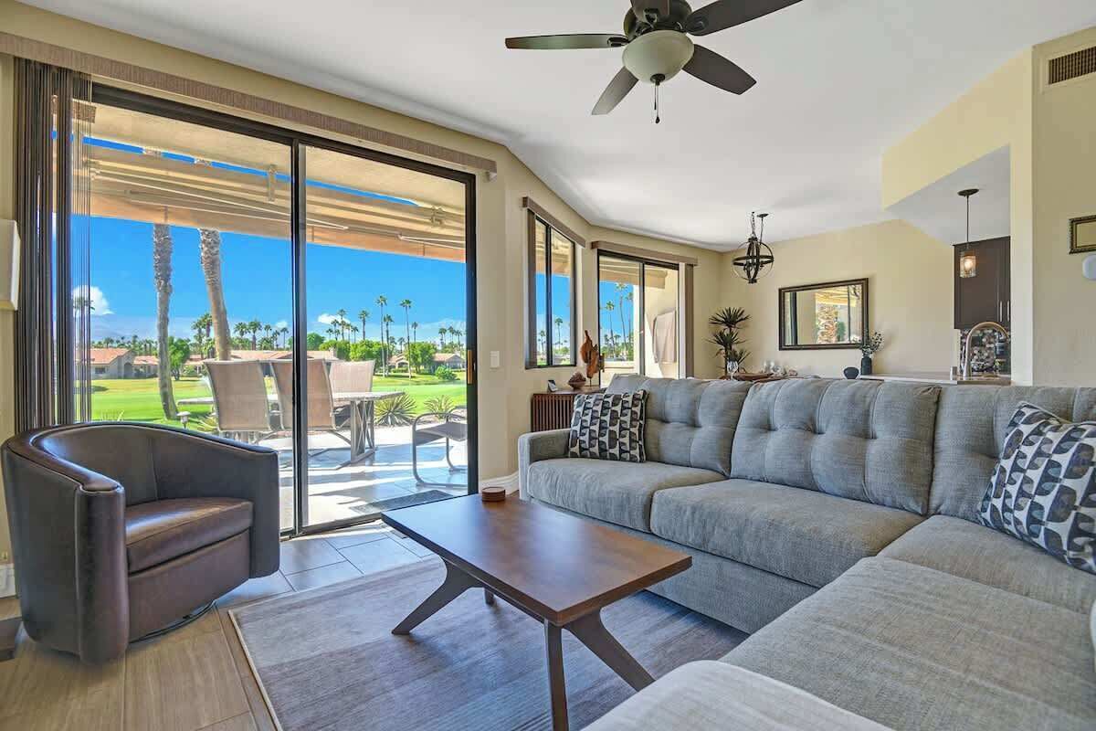 Televisio, takka, työhuone