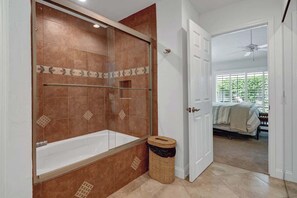 Shower, hair dryer, shampoo - Desert Paradise • Golf Views • BBQ (Palm Desert)