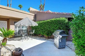 Outdoor dining - Condo with Golf Course Views (Palm Desert)