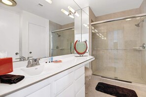 Shower, hair dryer, shampoo - Condo with Golf Course Views (Palm Desert)