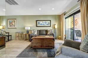 TV - Palm Springs Condo|Heated Pool, Spa & Balcony View (Palm Springs)