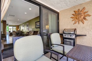 Terrace/patio - Palm Springs Condo|Heated Pool, Spa & Balcony View (Palm Springs)