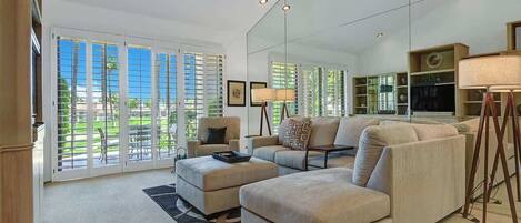 Una televisión, una chimenea, una oficina