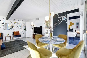 1 bedroom, desk, iron/ironing board, WiFi - Sleek Stylish Mid Century Condo, Ocotillo Lodge. (Palm Springs)