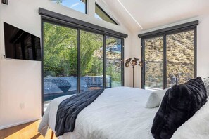2 bedrooms, iron/ironing board, WiFi, bed sheets - Luxury Meets Nature in Scenic Palm Springs (Palm Springs)