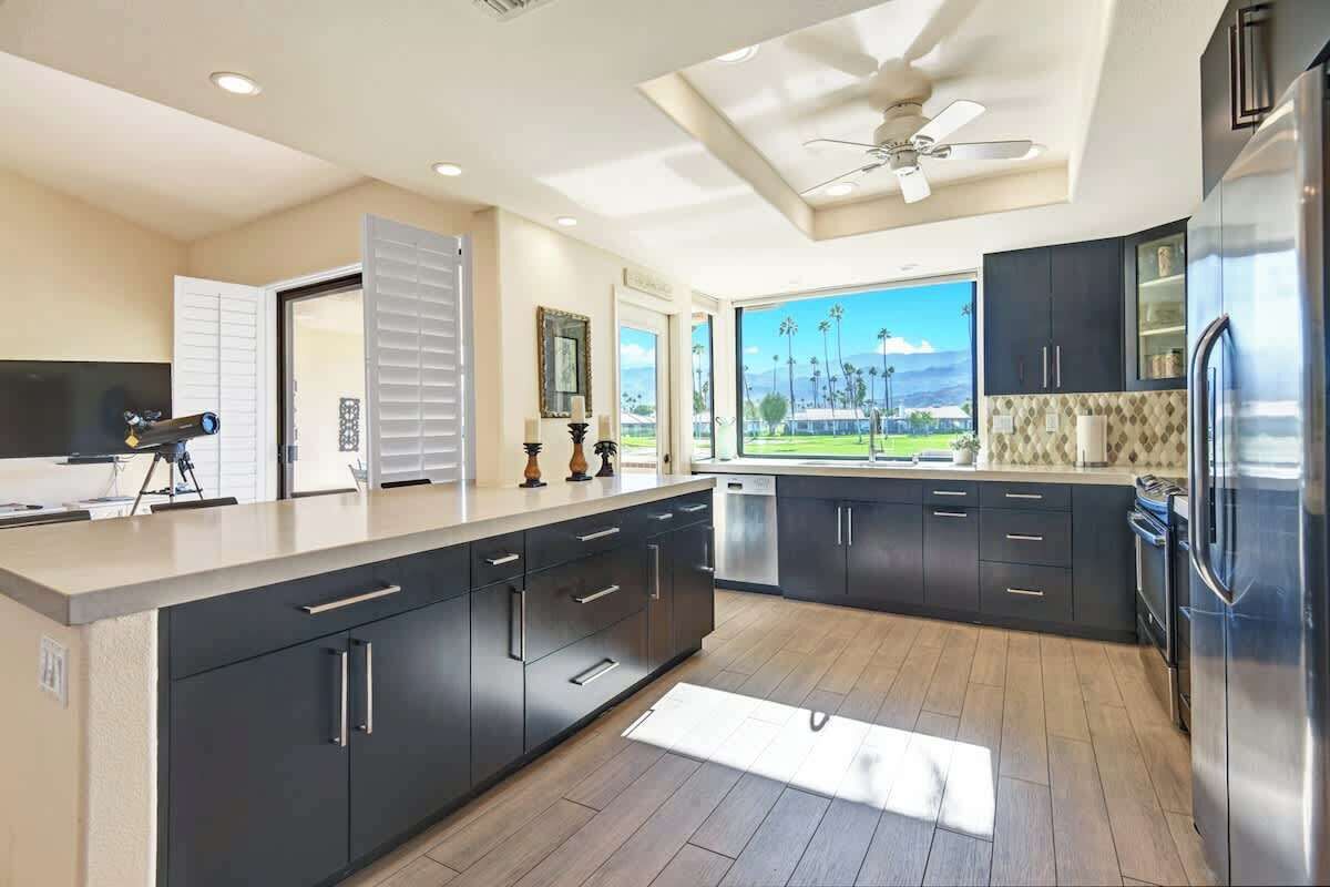 Kylskåp, ugn, spishäll och diskmaskin