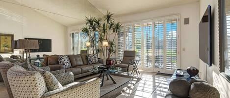 Una televisión, una chimenea, una oficina