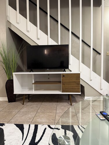 Cozy 2-bedroom condo in beautiful Gainesville with AC