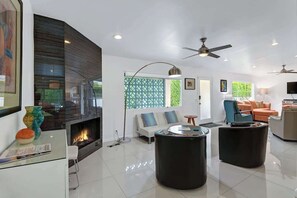 Televisión, chimenea y oficina 