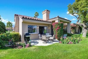 Outdoor dining - Golf Front Condo, Fireplace, Community Pools (Palm Desert)