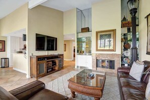 TV, fireplace - Amazing Views|Country Club Amenities (Palm Desert)