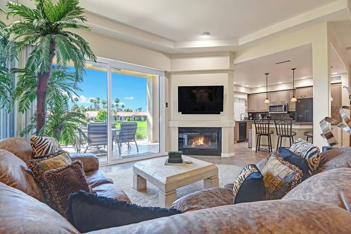 Télévision, cheminée, espaces bureaux