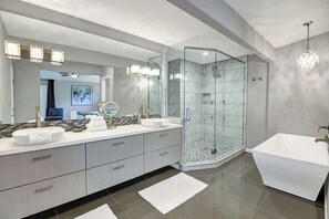 Shower, hair dryer, shampoo - Modern Light Filled Home|2 Pools|Spa|Casita (Palm Springs)