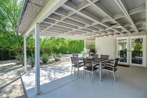 Outdoor dining - Modern Light Filled Home|2 Pools|Spa|Casita (Palm Springs)