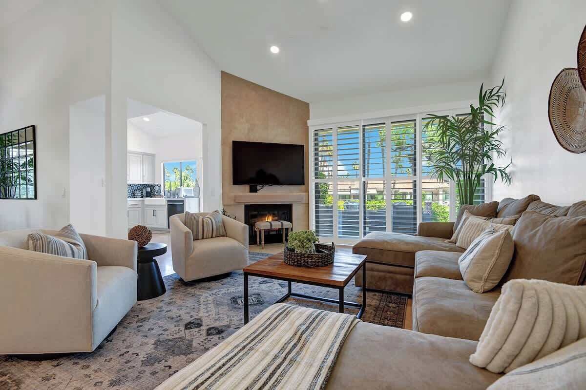 TV, fireplace, offices