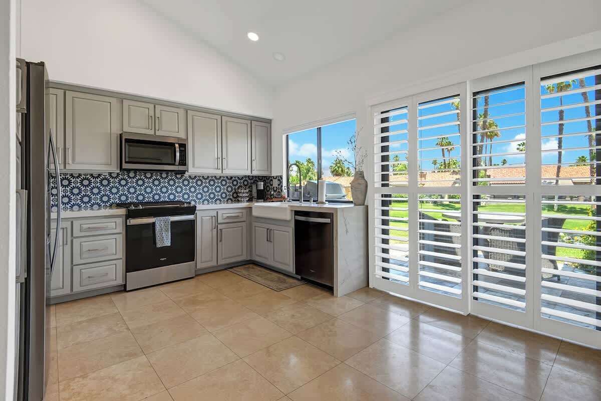 Réfrigérateur, four à micro-ondes, un four, surface de cuisson