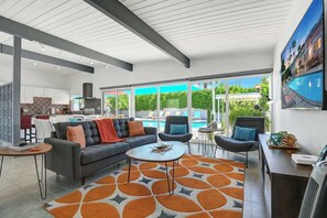 TV, fireplace - Charming retro pet-friendly homePrivate poolBBQ (Palm Springs)