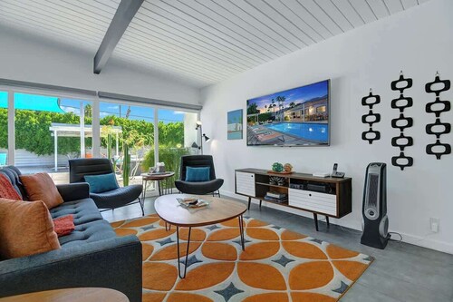 Charming retro pet-friendly homePrivate poolBBQ