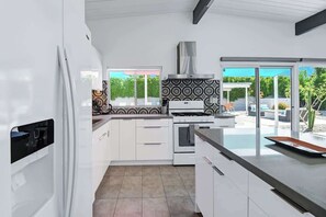 Fridge, microwave, oven, stovetop - Charming retro pet-friendly homePrivate poolBBQ (Palm Springs)