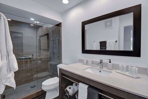 Shower, hair dryer, towels - Pet-friendly downtown condo|Pool, tennis access (Palm Springs)