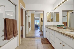 Shower, hair dryer - Updated condo with PGA golf course, mountain views (La Quinta)