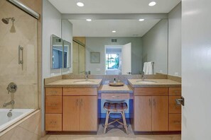 Shower, hair dryer - Fairway View Escape in Palm Desert (Palm Desert)