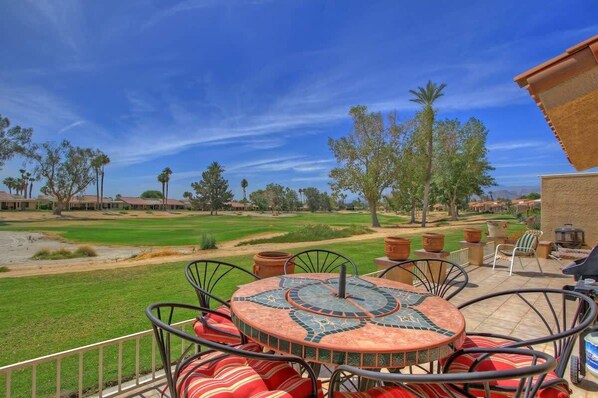 Outdoor dining - Two Bedroom Holiday Home (Palm Desert)