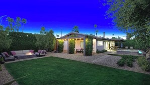 A modern house with a covered patio, a swimming pool, and a well-maintained lawn. - Alejo Olive Orchard- Beautiful 3 Bed Home with Pool/Spa  - 5 minute drive to downtown Palm Springs. (Palm Springs)