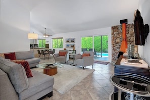 TV, offices - Alejo Olive Orchard- Beautiful 3 Bed Home with Pool/Spa - 5 minute drive to downtown Palm Springs. (Palm Springs)