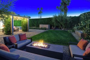 Terrace/patio - Alejo Olive Orchard- Beautiful 3 Bed Home with Pool/Spa - 5 minute drive to downtown Palm Springs. (Palm Springs)